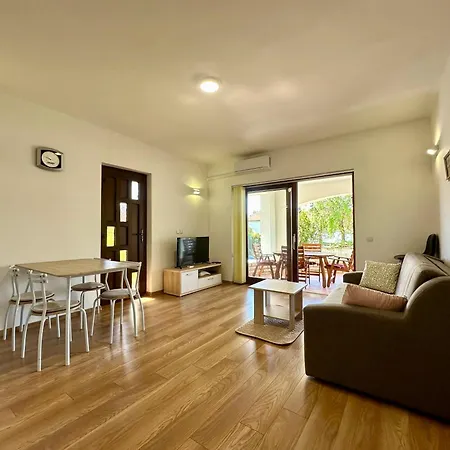 Coastal Family Escape In Turanj, Croatia Lejlighed