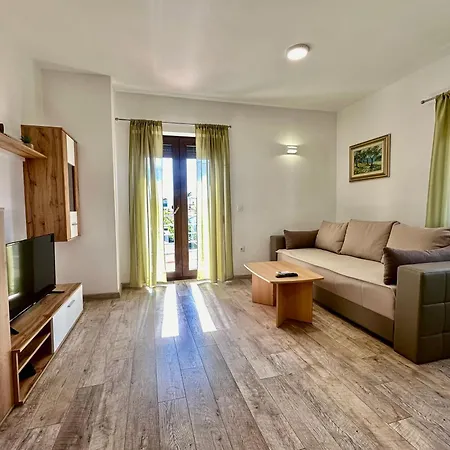 Coastal Family Escape In Turanj, Croatia