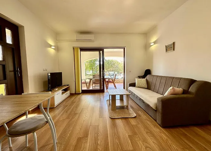 Apartment Coastal Family Escape In Turanj, Croatia