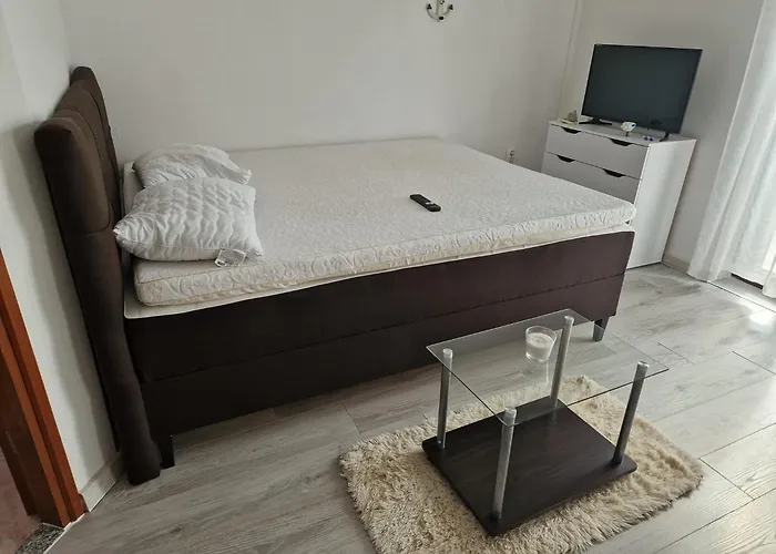 Coastal Family Escape In Turanj, Croatia *